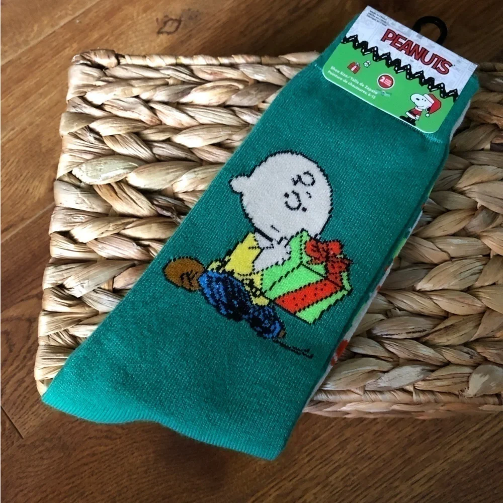 Peanuts: 2 pair Crew Socks Snoopy & Charlie Brown Christmas